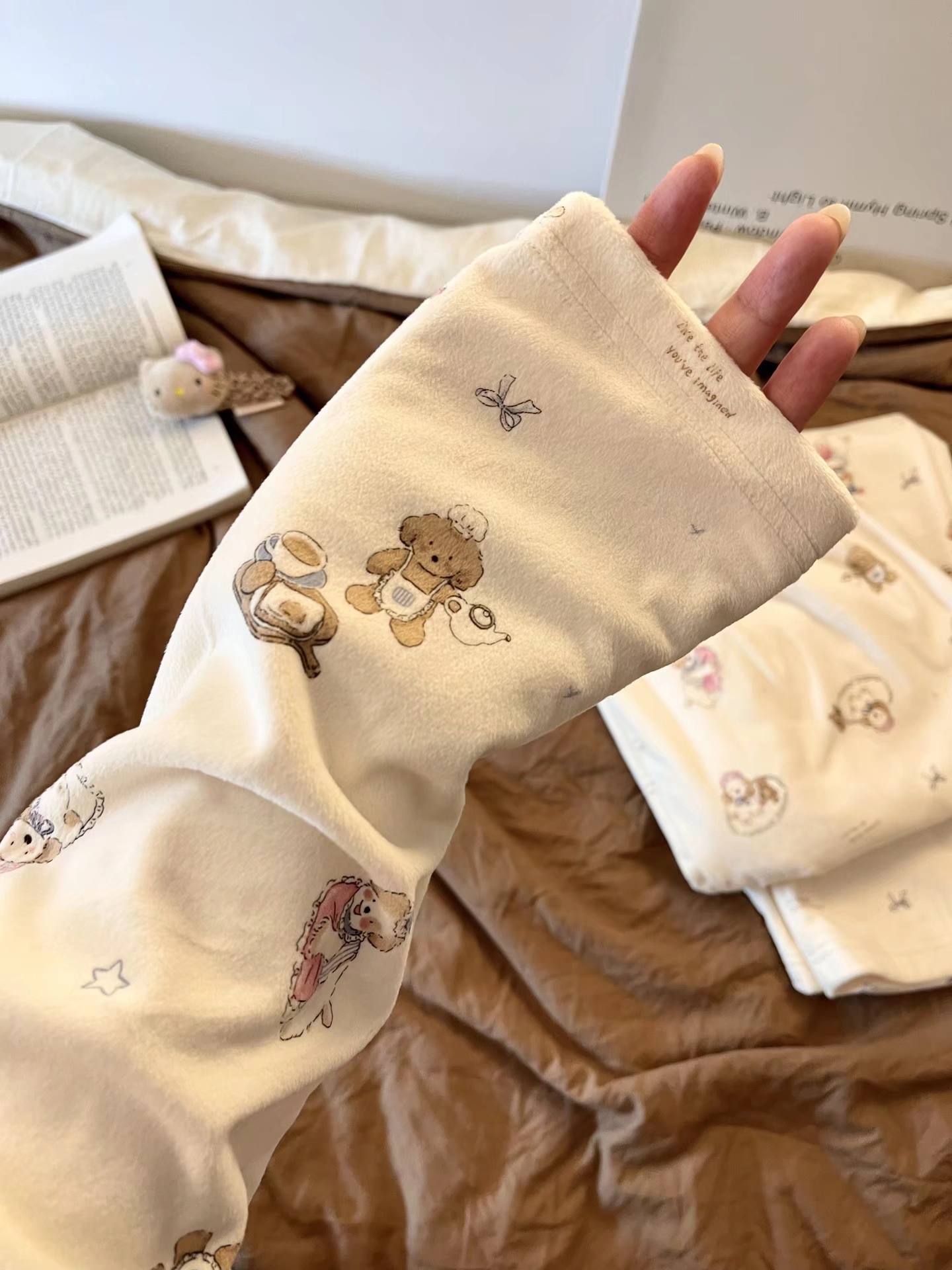 睡衣女秋冬季德绒保暖长袖长裤卡通动漫印花圆领宽松家居服套装