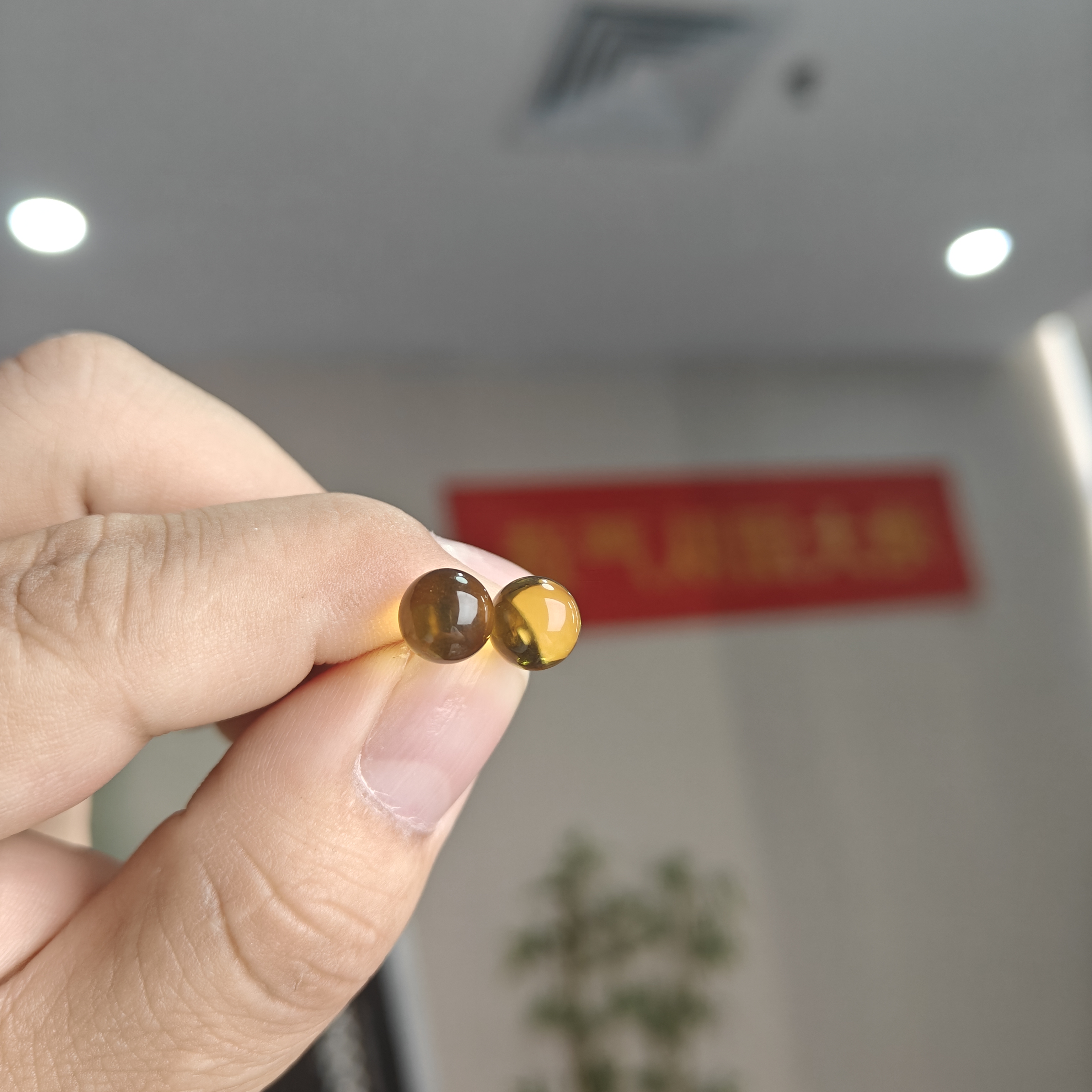 约8mm缅甸金兰蓝珀圆珠耳钉