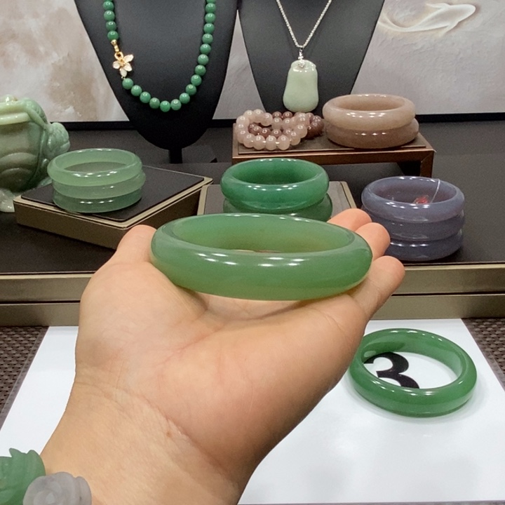 东陵石未镶嵌手链影