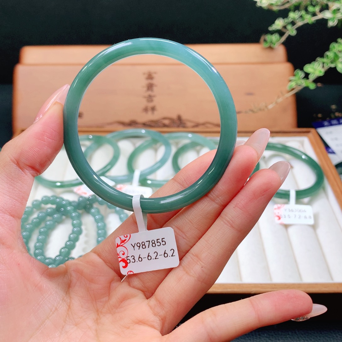翡翠手镯未镶嵌天然
