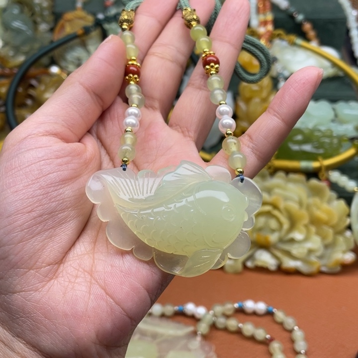 蛇纹石玉吊坠合金