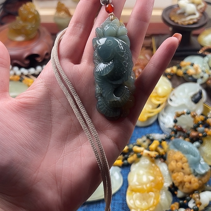 我***好蛇纹石玉合金颈饰