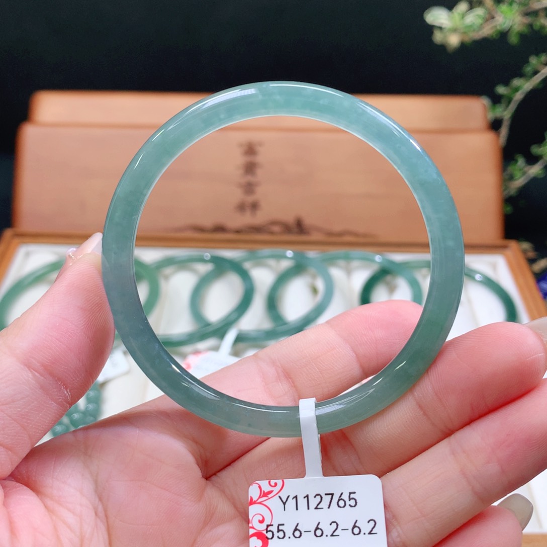 翡翠手镯未镶嵌天然