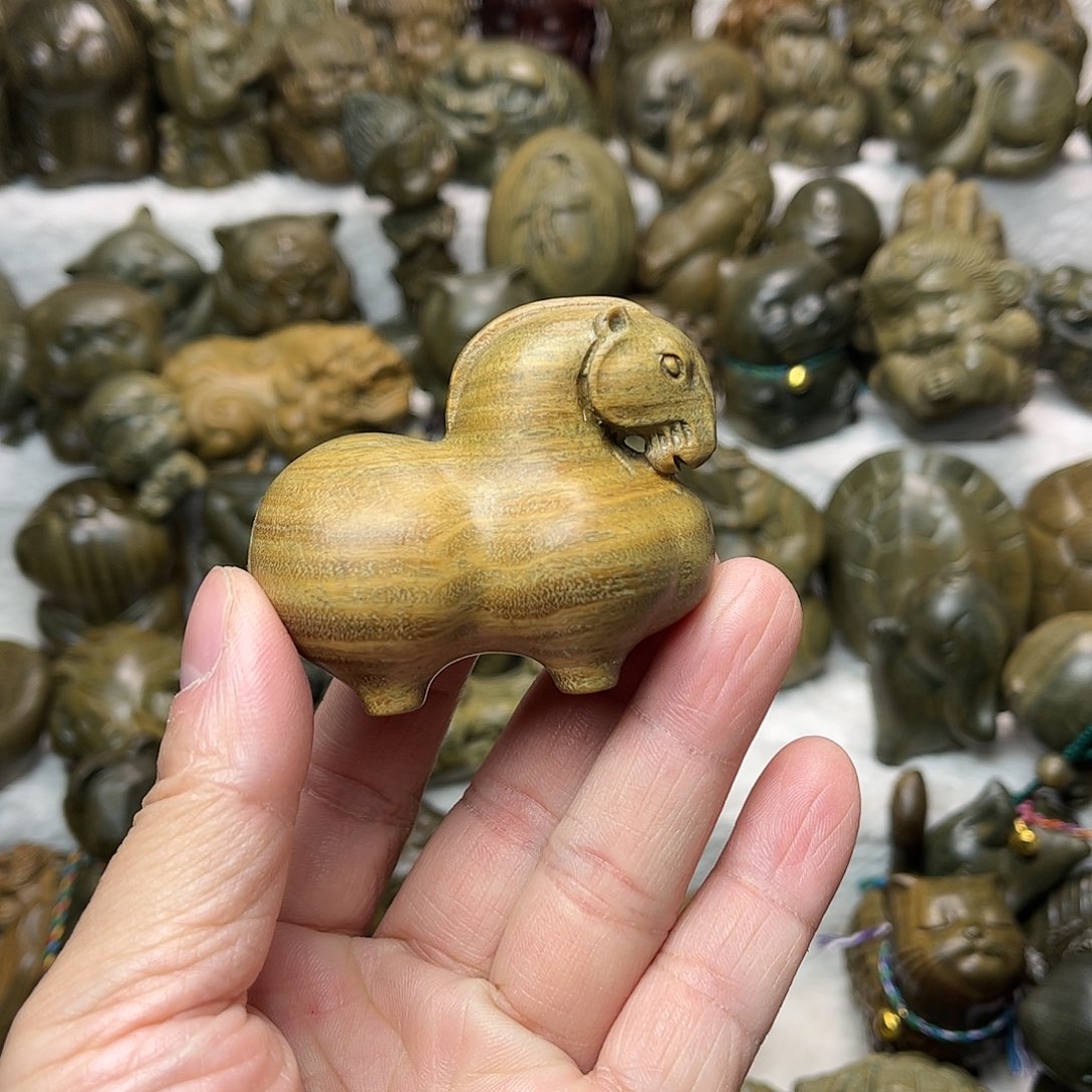 维腊木（绿檀）落***L唐马手把件