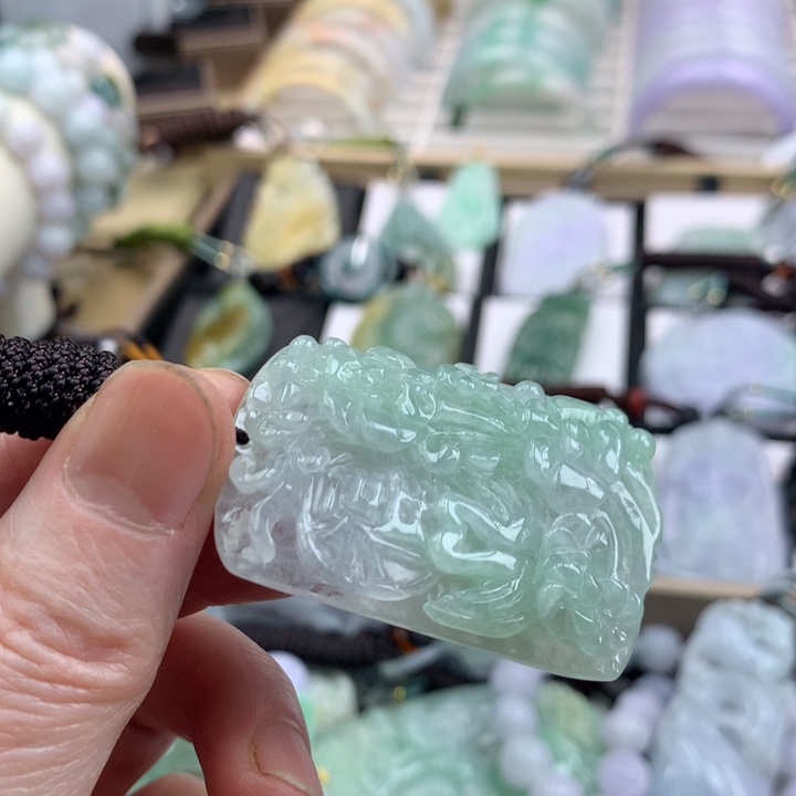 翡翠颈饰未镶嵌吊坠