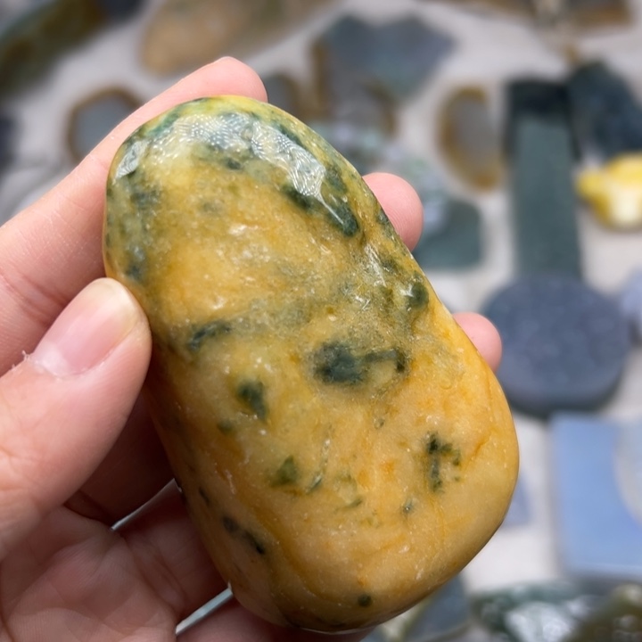 翡翠颈饰未镶嵌毛料