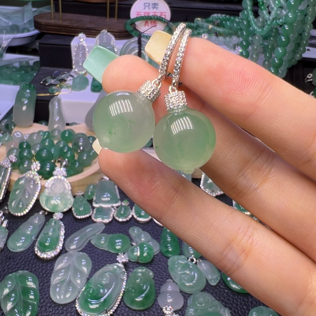 小***妞石英质玉（非洲翠）未镶嵌颈饰