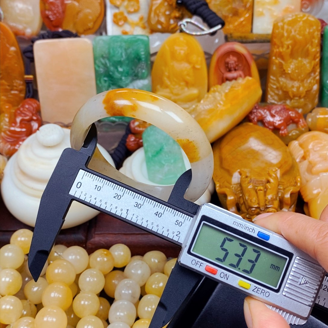 石英质玉（黄龙玉）颈饰未镶嵌