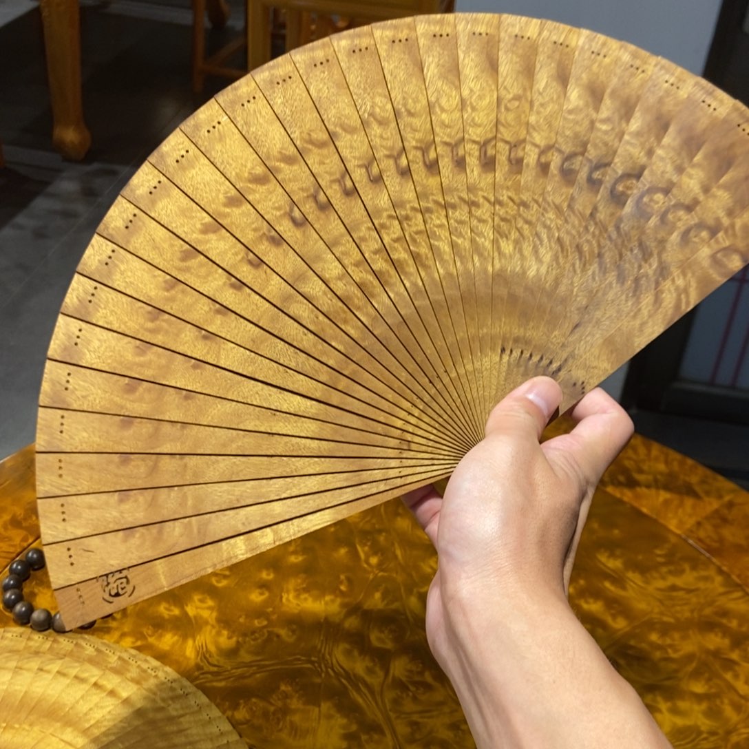 楠木扇子一把…………………………