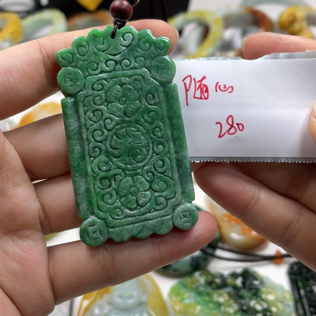 翡翠未镶嵌项圈随**欲牌子