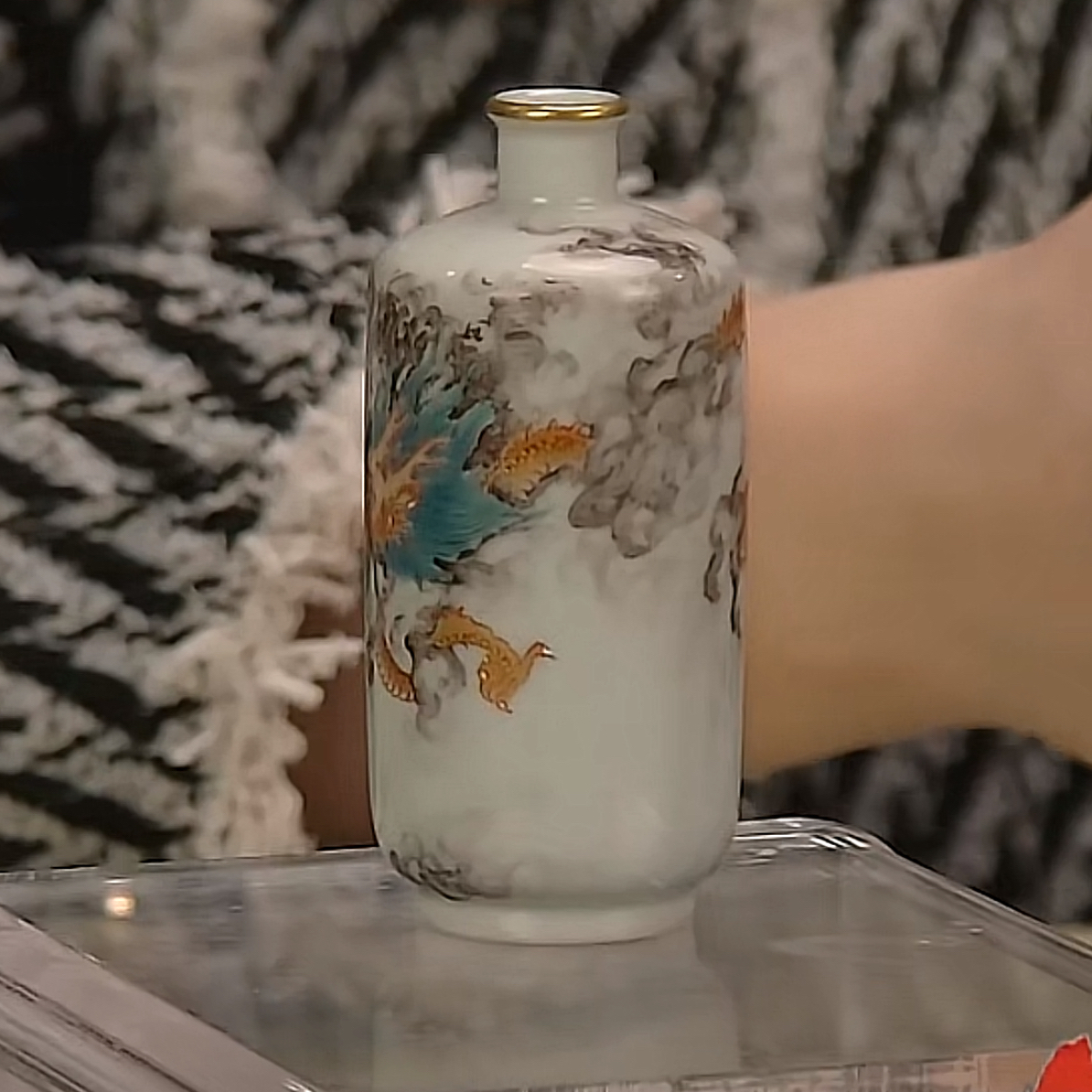 收藏/粉彩云龙纹鼻烟壶