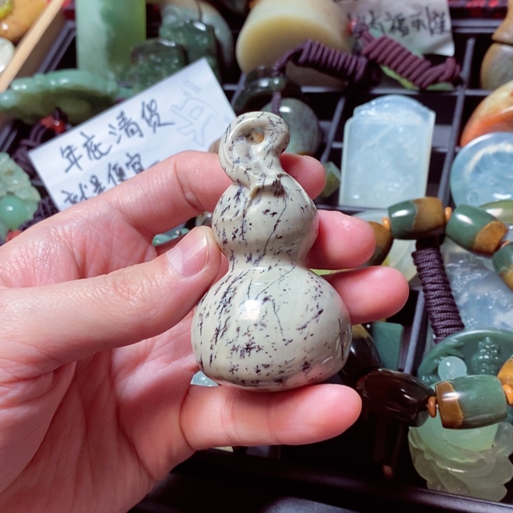 透闪石质玉颈饰未镶嵌