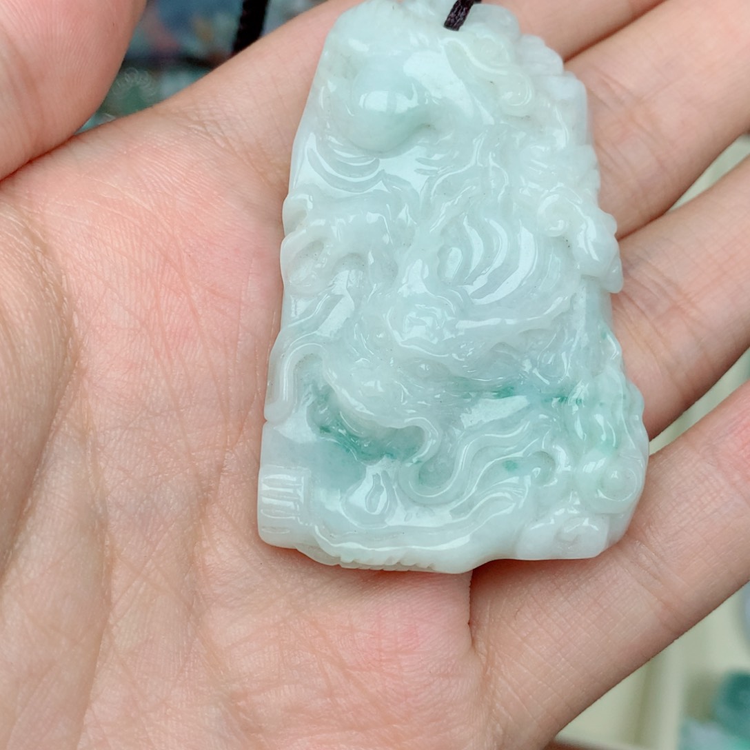 翡翠未镶嵌颈饰龙牌