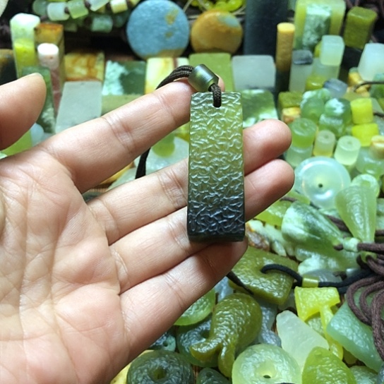 未镶嵌岫玉吊坠晨***?