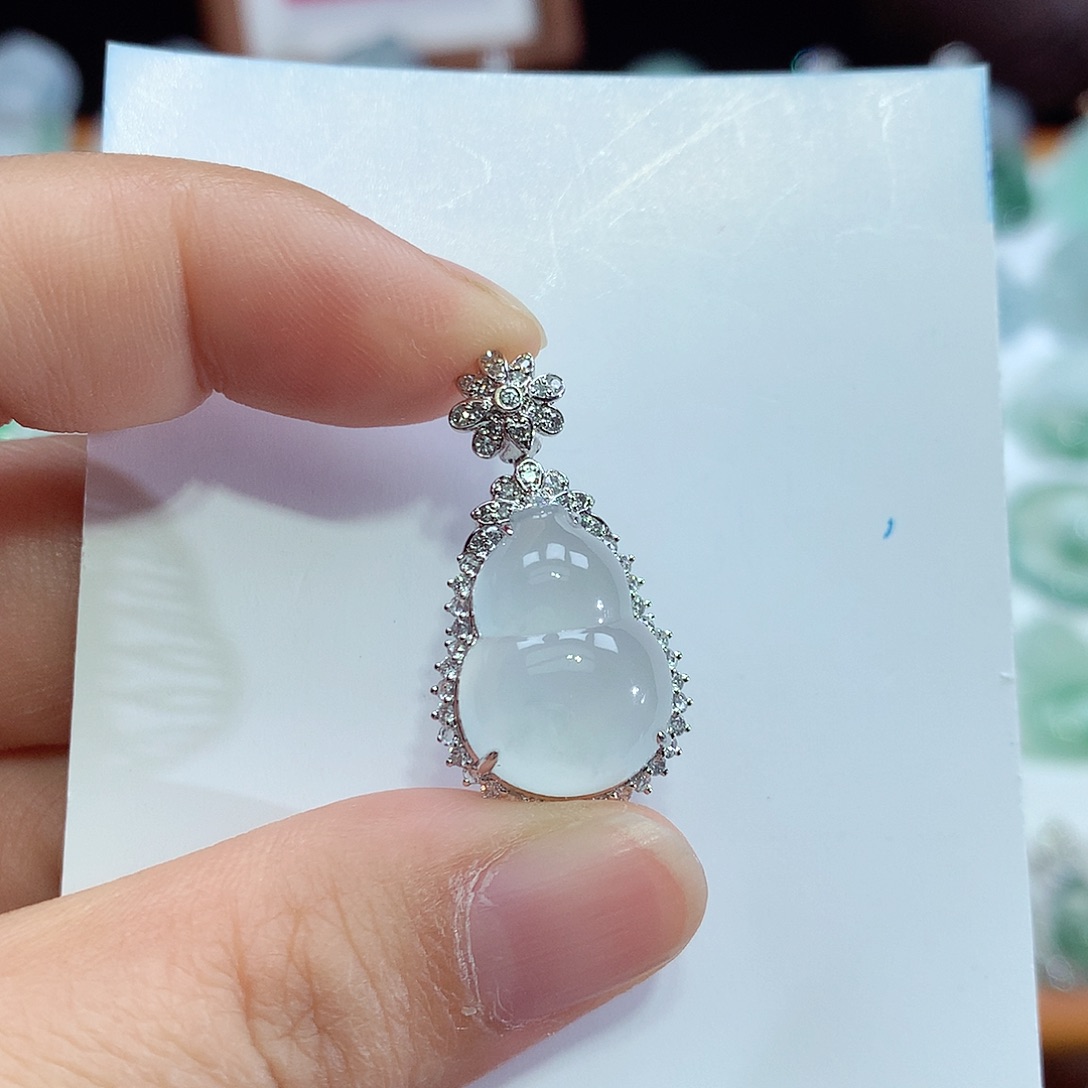 翡翠18K金镶嵌颈饰葫芦