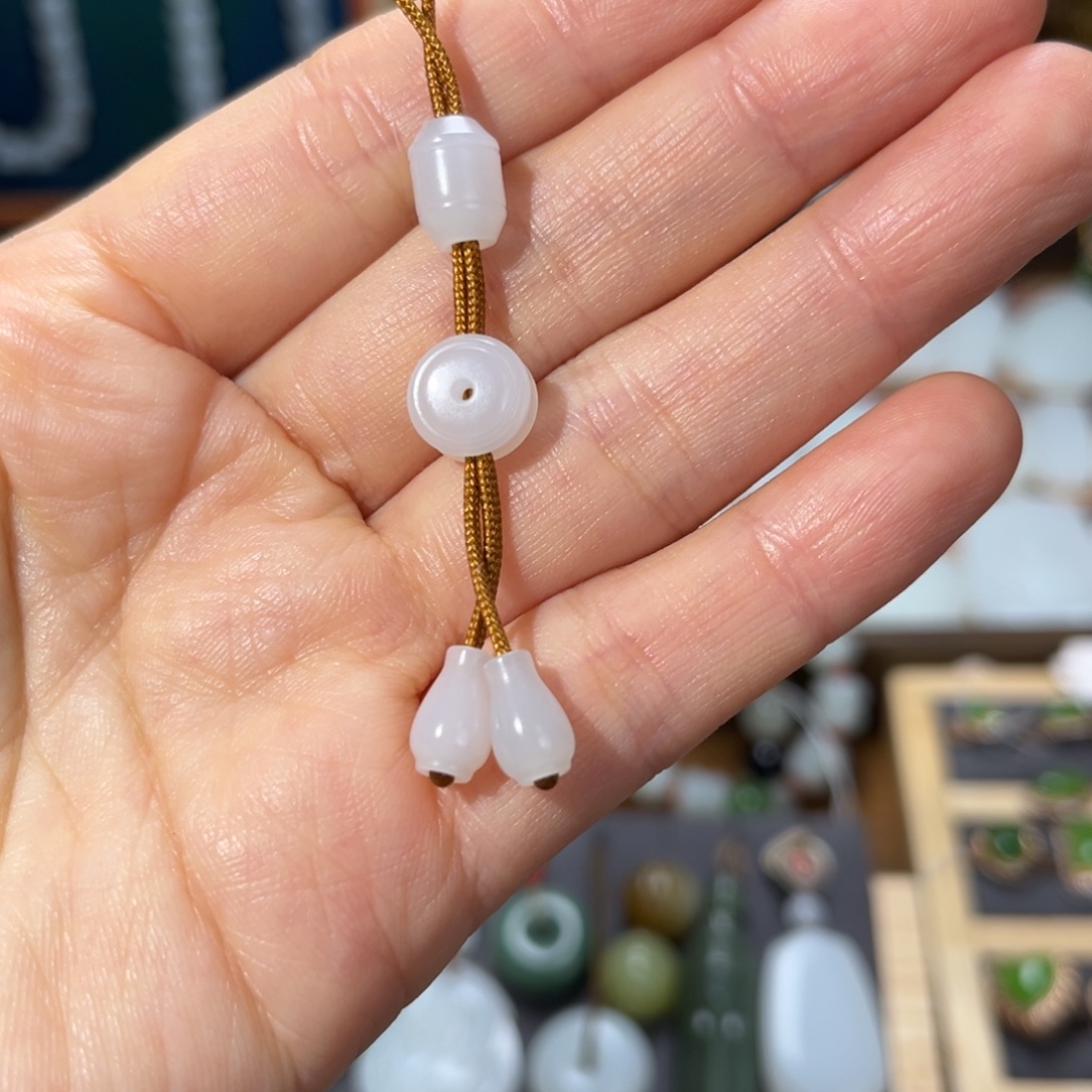 和田玉未镶嵌吊坠(赠链)