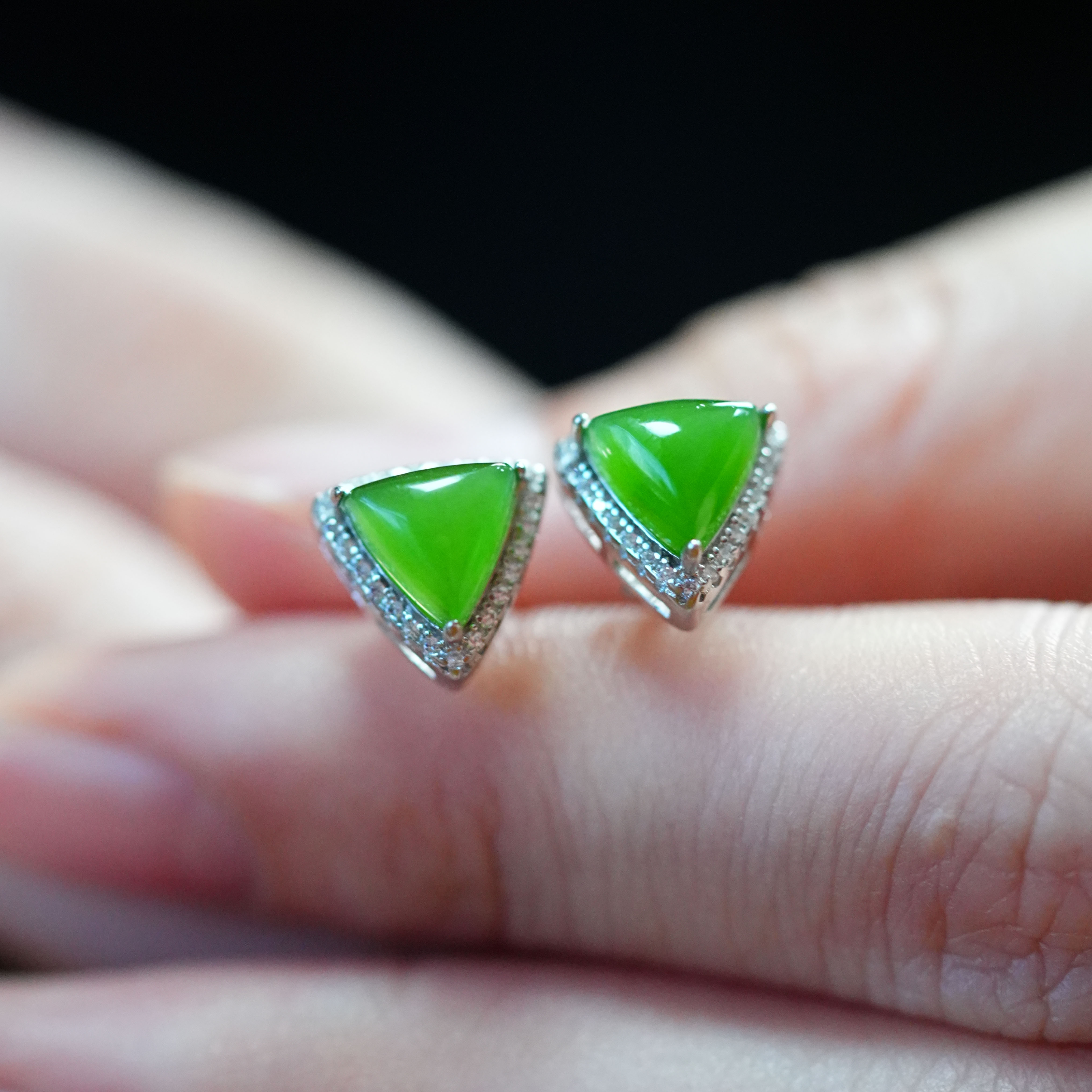 【大表姐珠宝】天然和田玉碧玉冰阳绿三角耳钉S925银无黑点