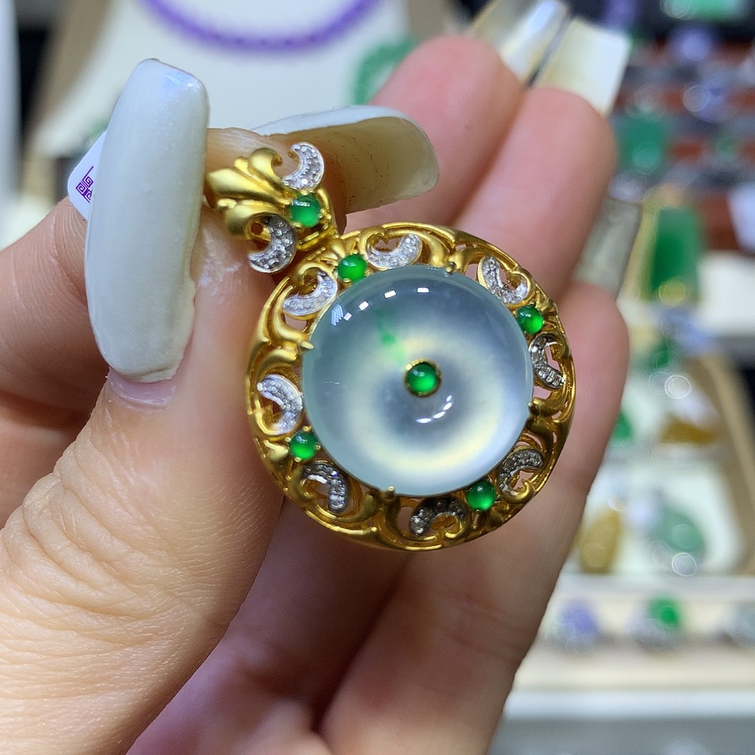 翡翠18K金镶嵌颈饰