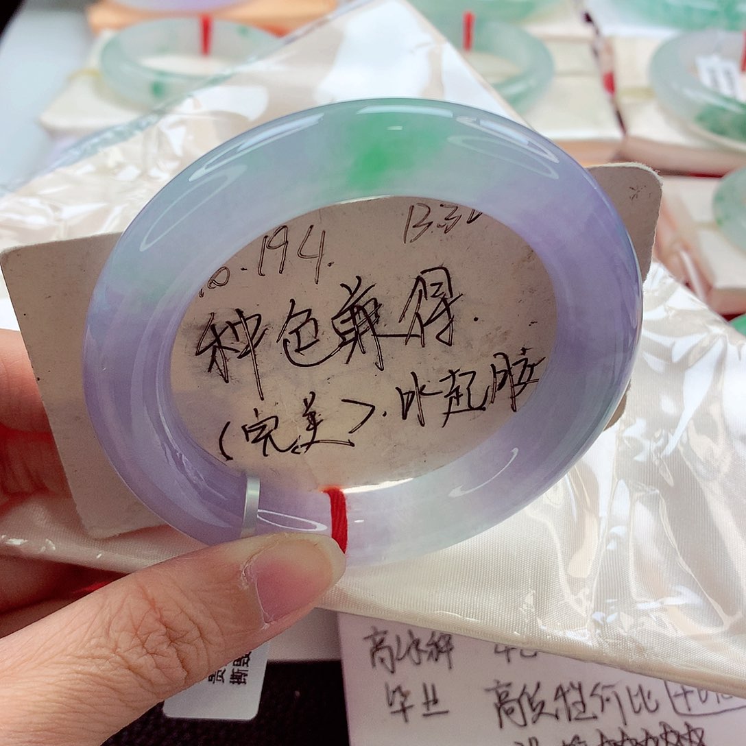 翡翠手镯（圆镯）未镶嵌冰春彩见光不失色A