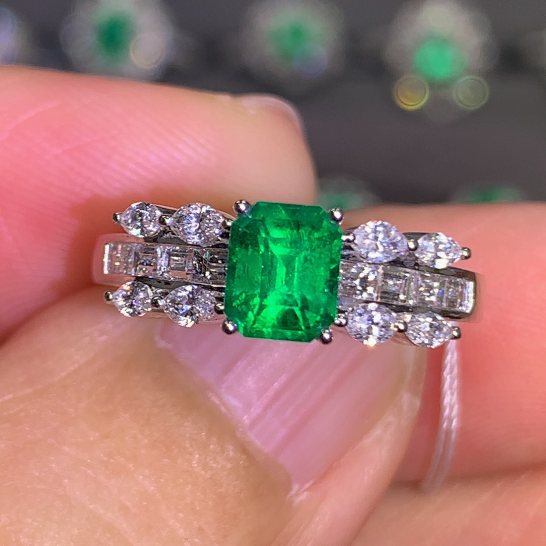 祖母绿戒指18K金镶嵌