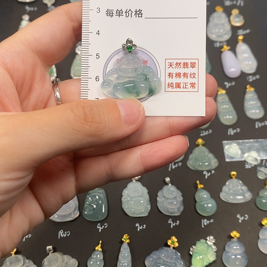 莉***莉翡翠18K金镶嵌颈饰