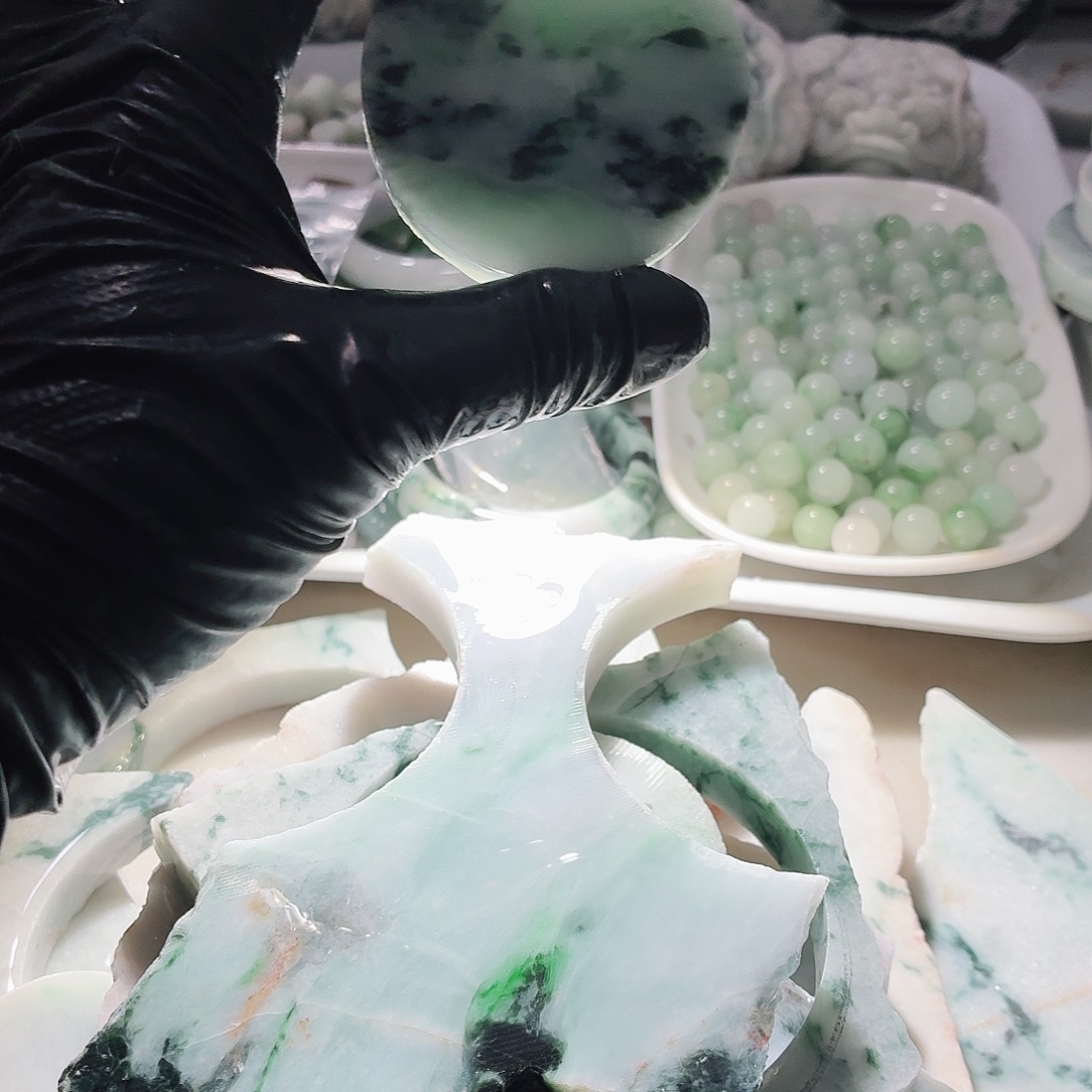 翡翠未镶嵌颈饰边角料