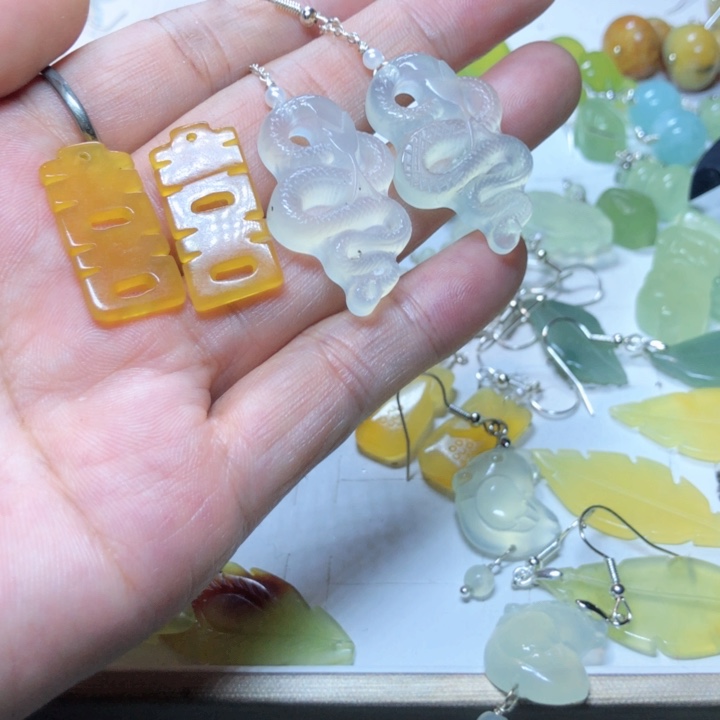 【闪购商品】蛇纹石玉耳环未镶嵌猫**?