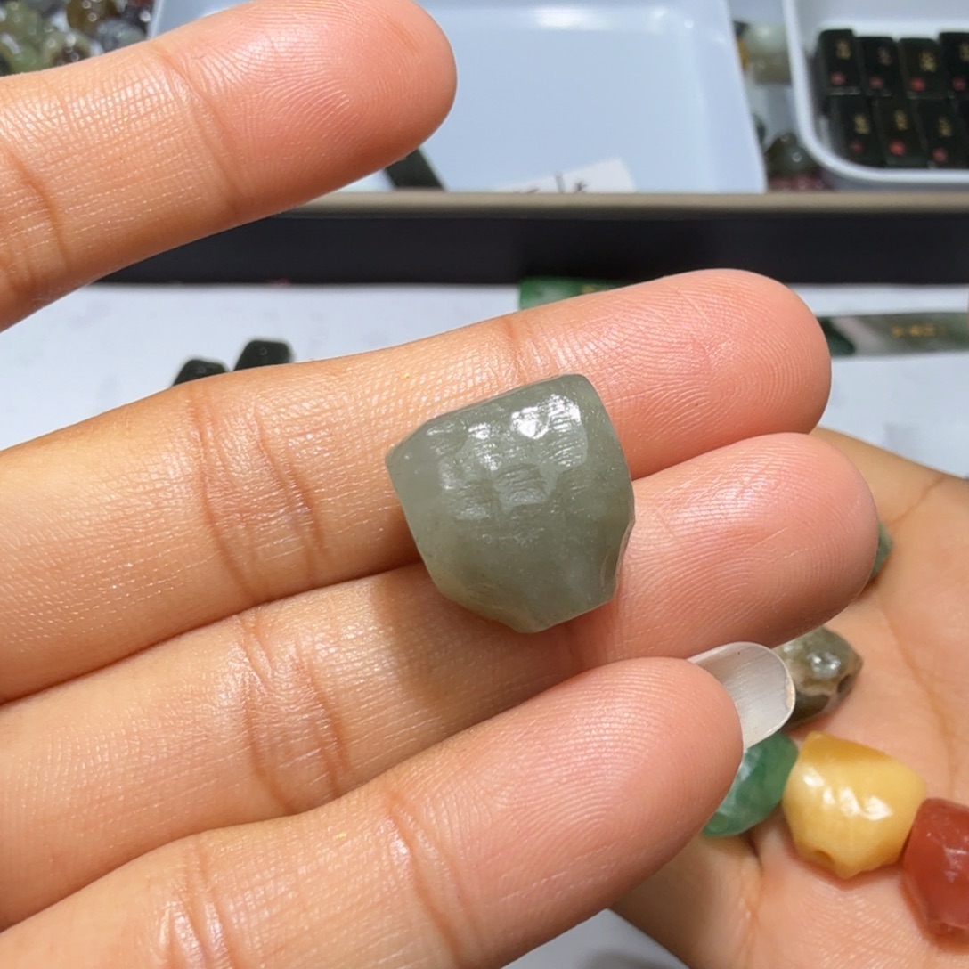 小***虾和田玉未镶嵌珠宝奇石