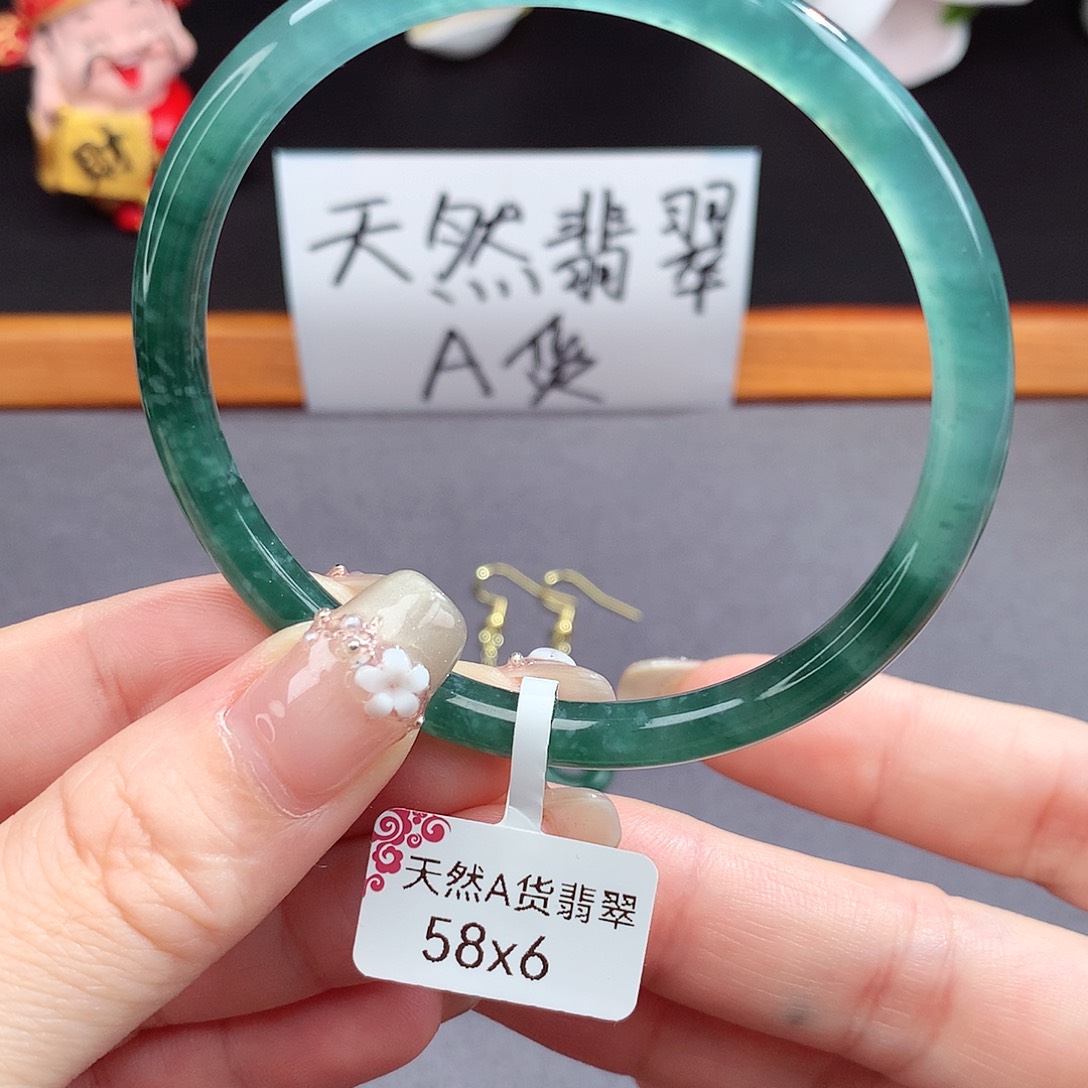 翡翠手镯（圆镯）未镶嵌