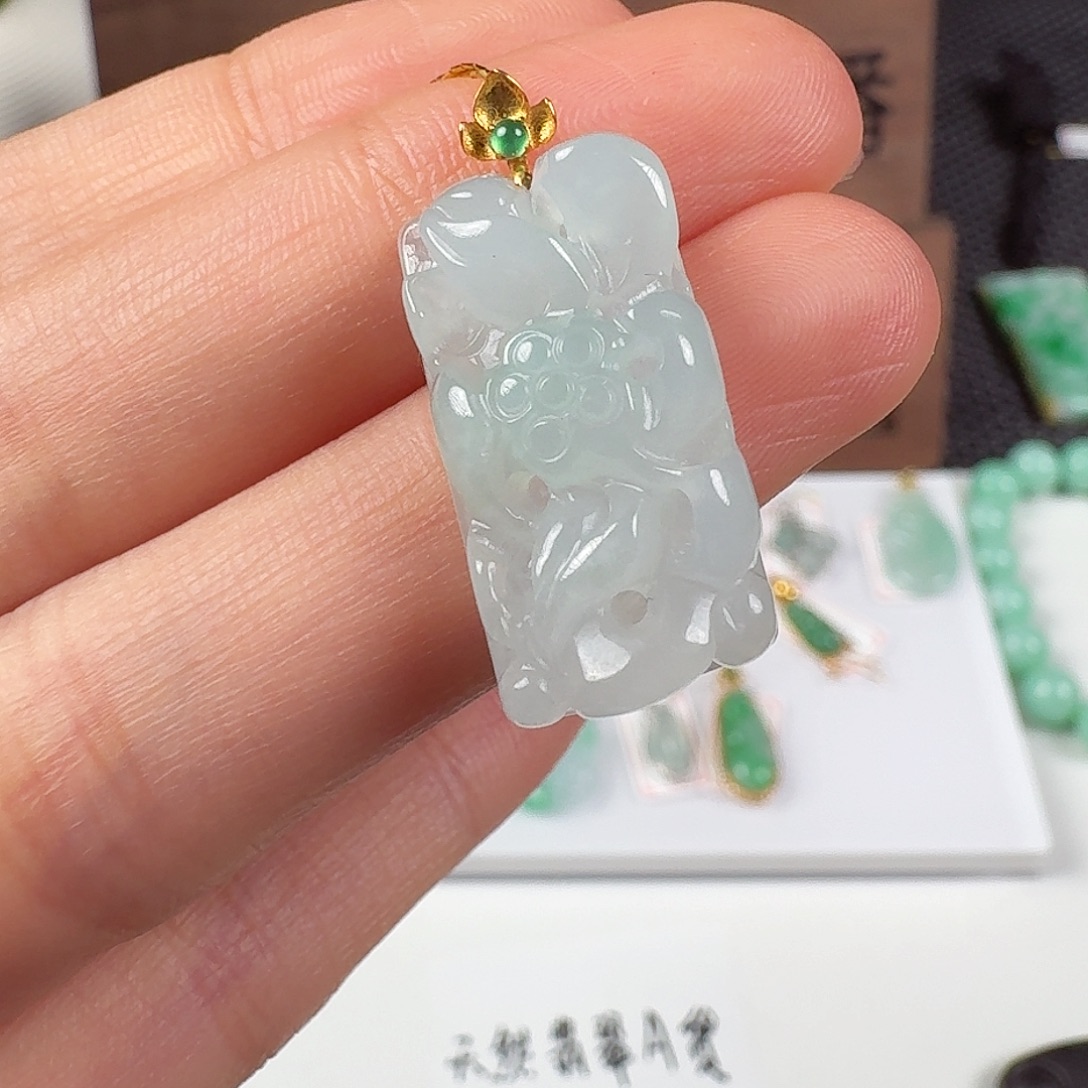 翡翠18K金镶嵌颈饰