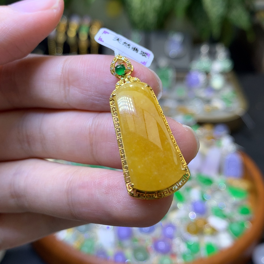 颈饰18K金镶嵌翡翠