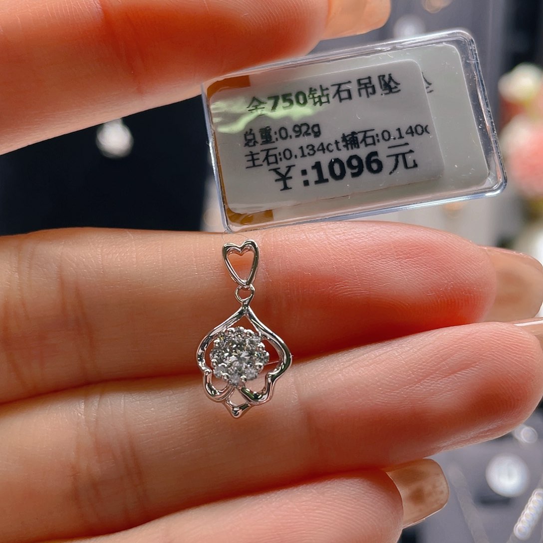 钻石吊坠(不含链)18K金镶嵌C***?