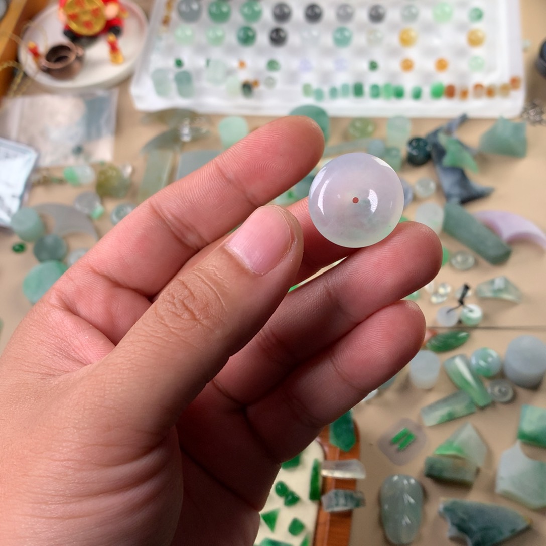 颈饰未镶嵌翡翠飘绿平安扣