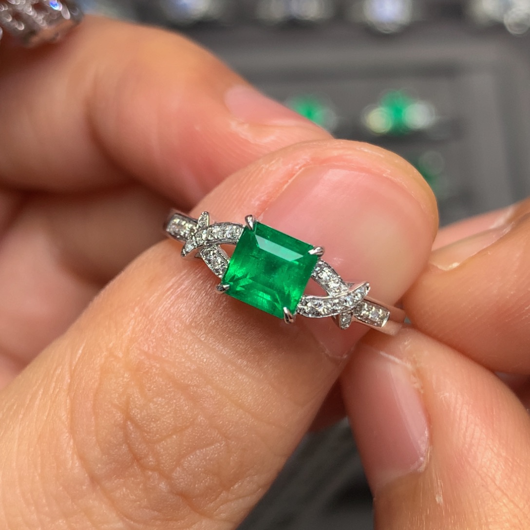 祖母绿戒指18K金镶嵌0.845ct潘潘吉尔德沃顿