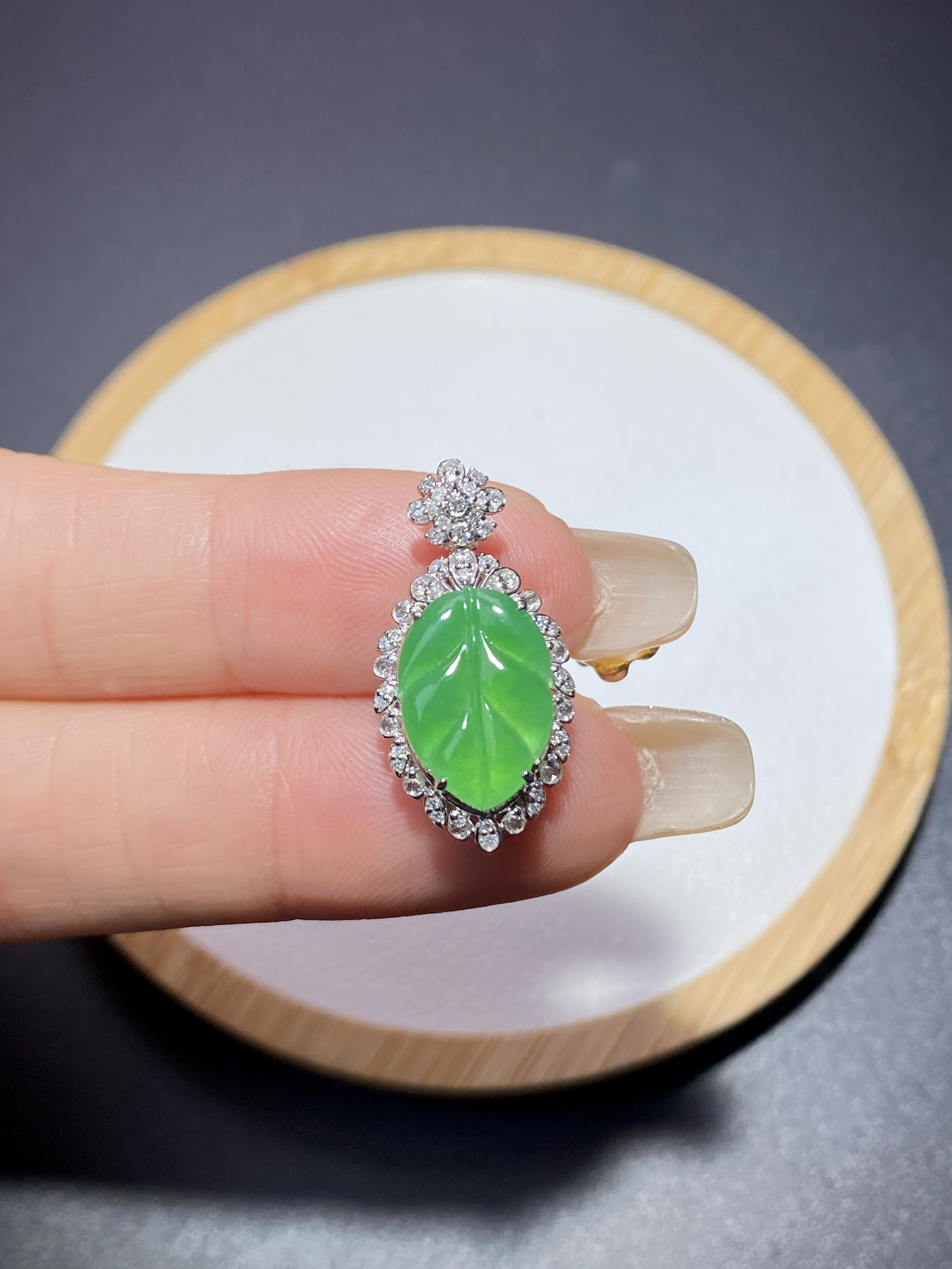 18k金镶嵌缅甸翡翠冰阳绿叶子吊坠