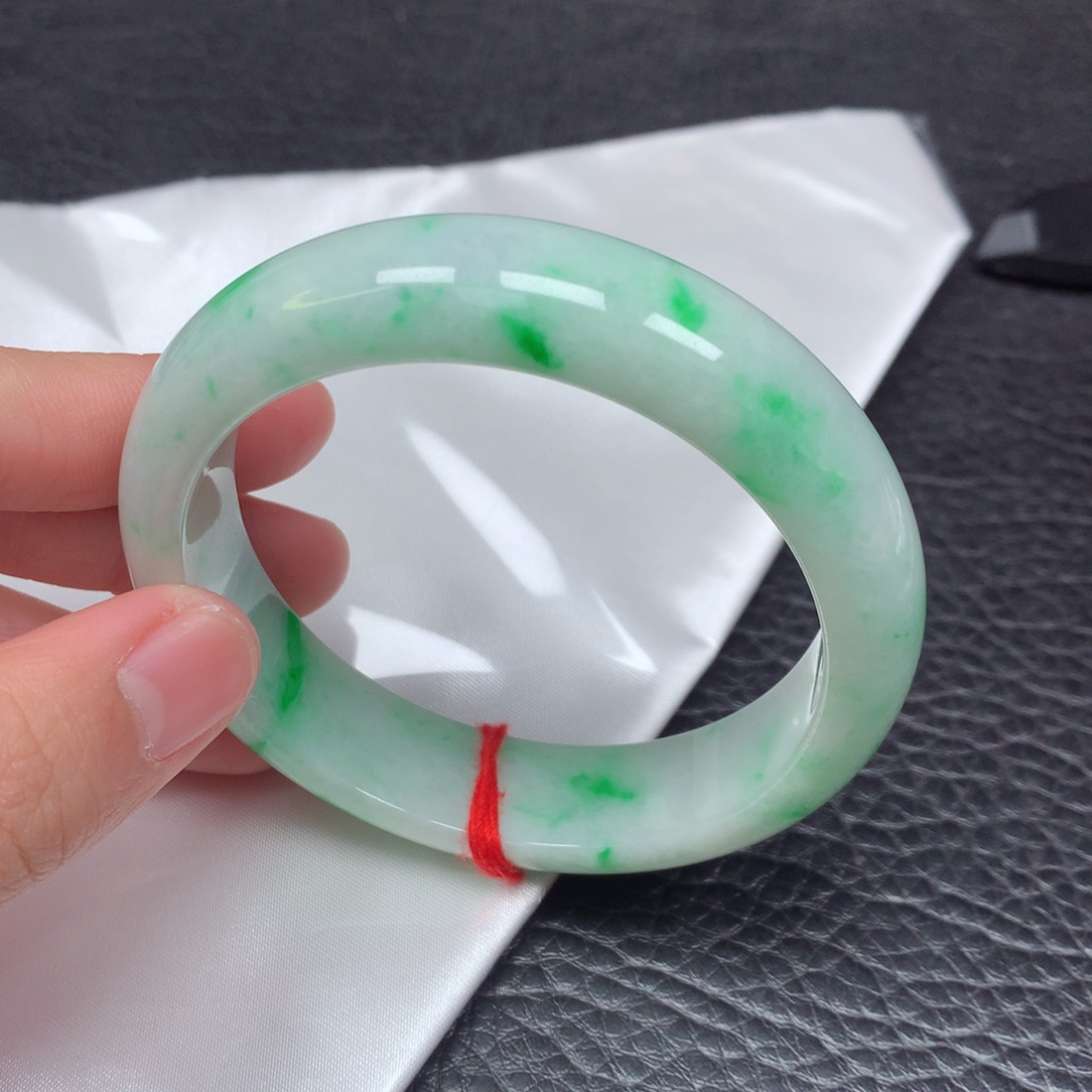 翡翠手镯未镶嵌。