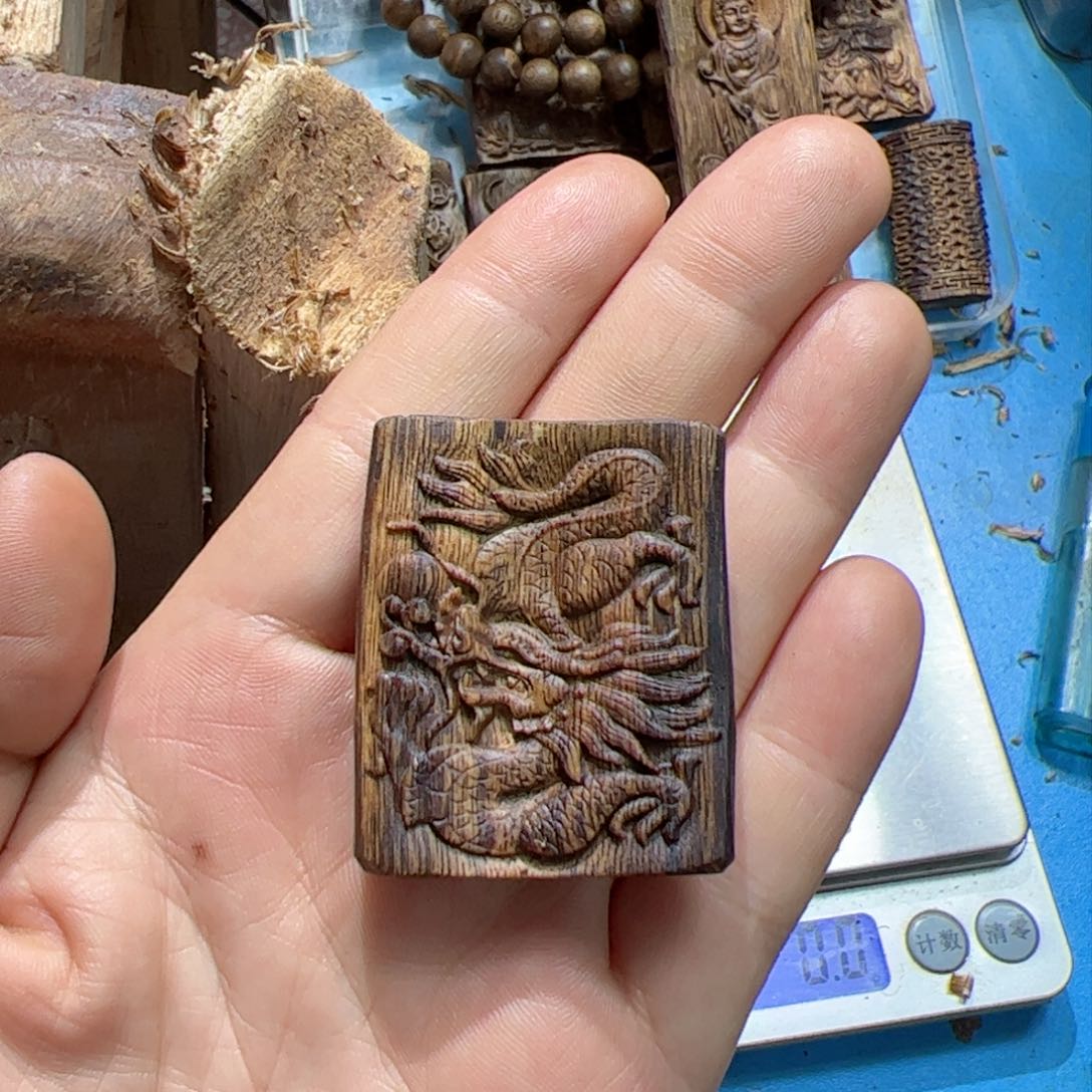 沉香吊坠白棋龙牌8.6克