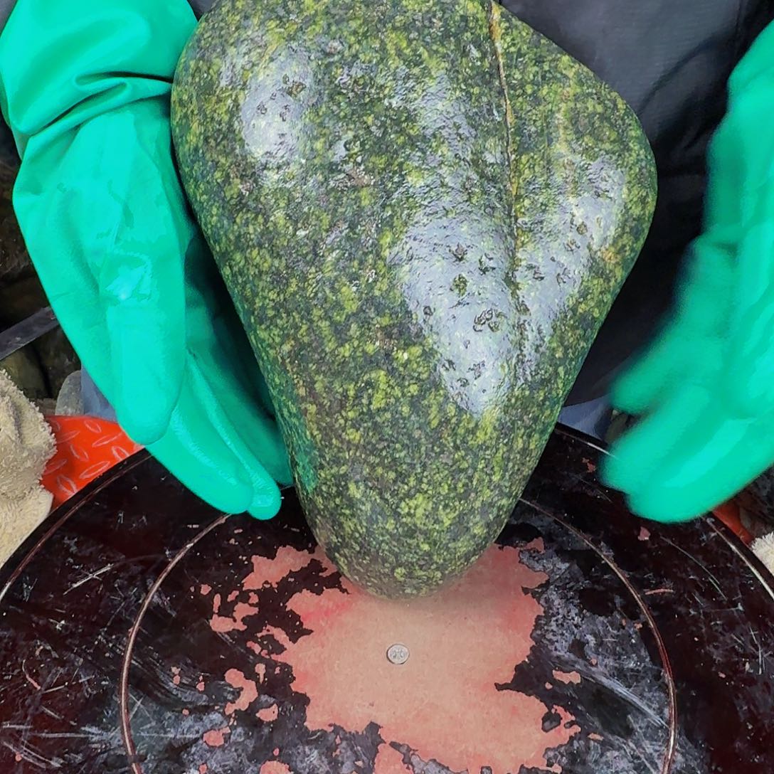 进***哥蛇纹石玉未镶嵌天然原石摆件工艺