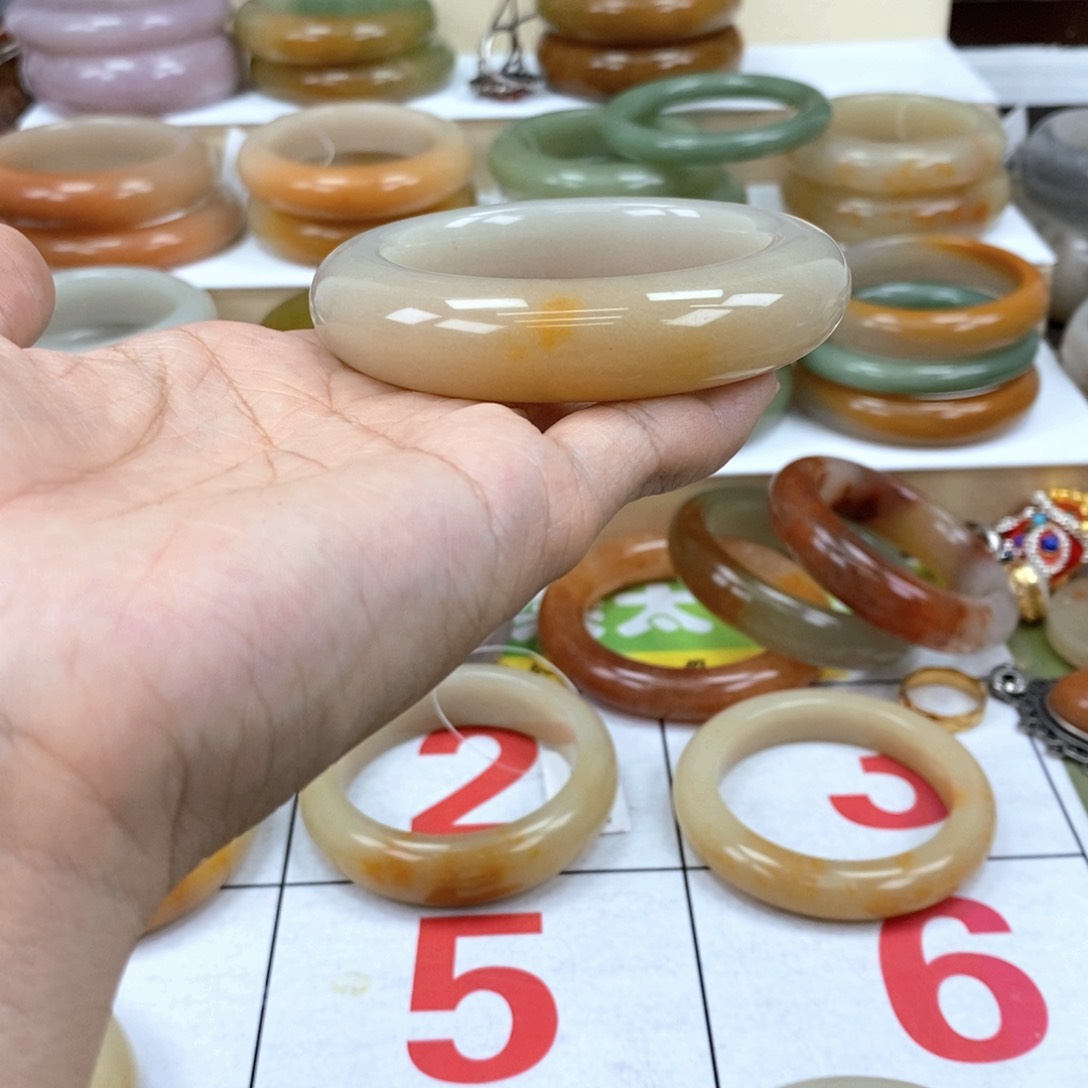 石英质玉手镯未镶嵌