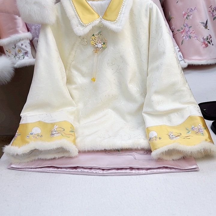 织绣真丝翻领 小兔子棉服 （不含压襟