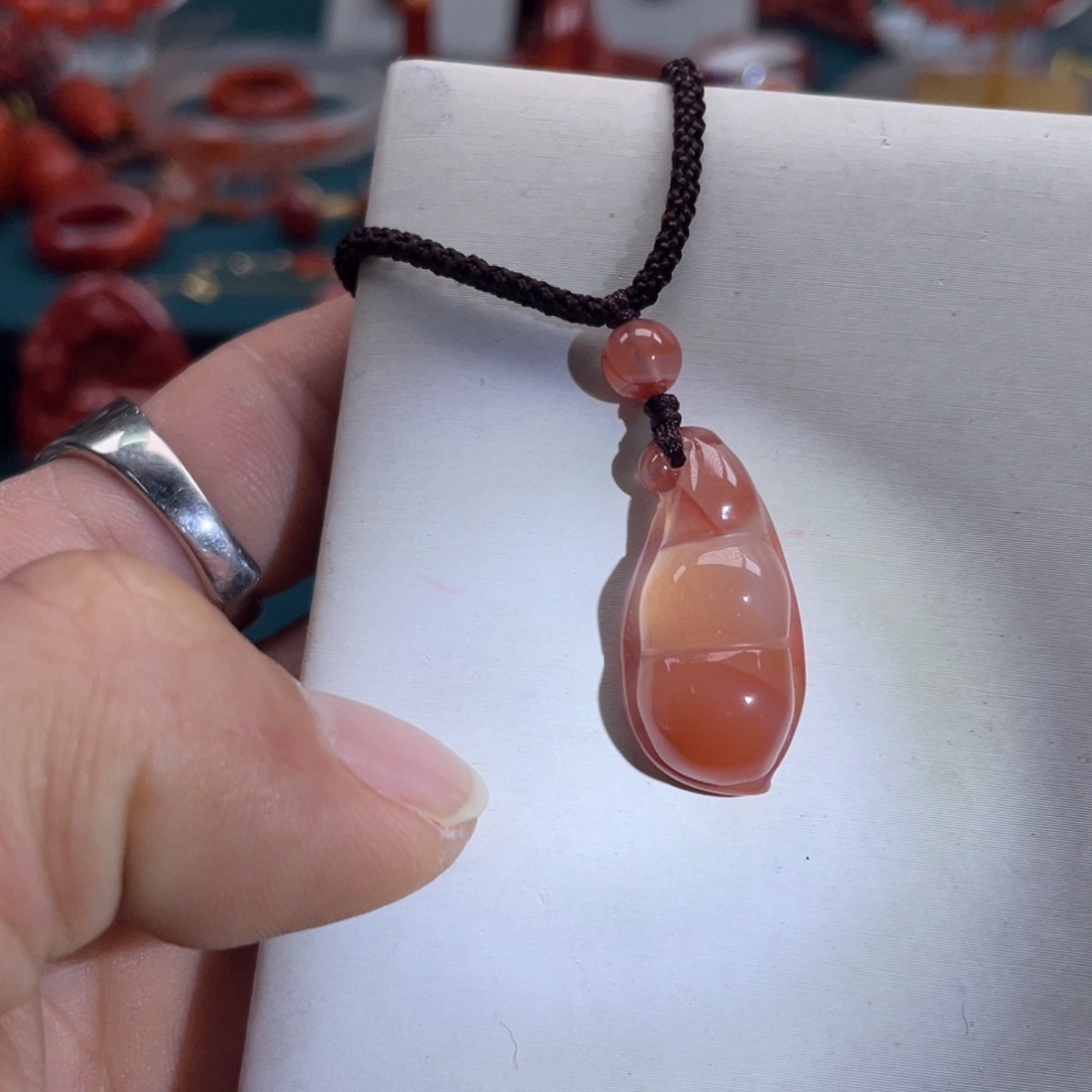 南红玛瑙川料白冰冰飘南红四季豆吊坠未镶嵌