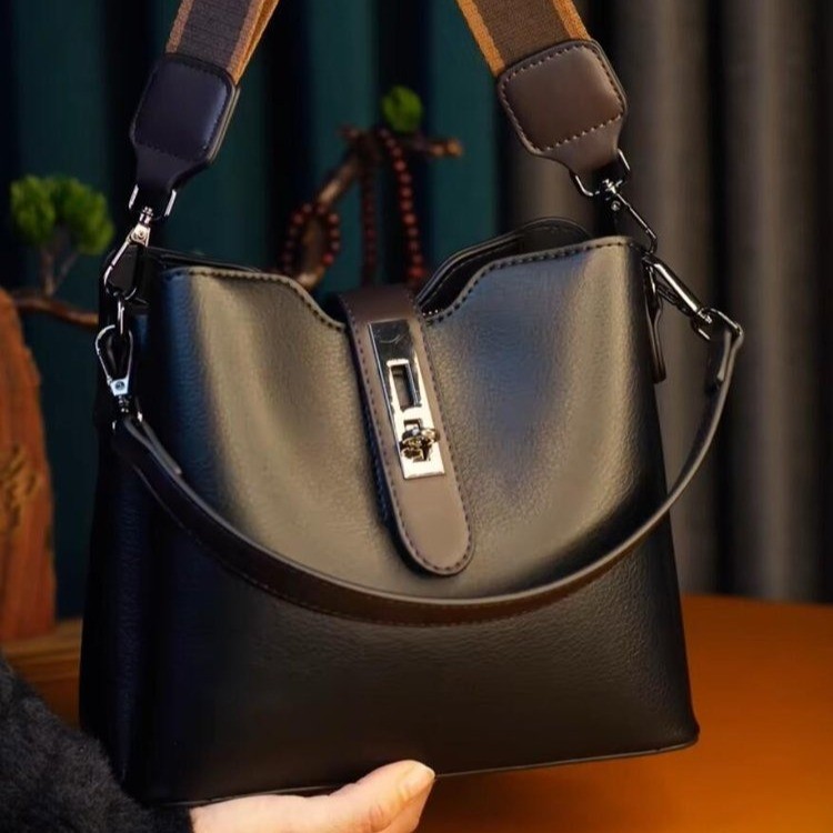 2025春季新款时尚女包便携水桶妈妈斜跨包简约肩带单肩女包