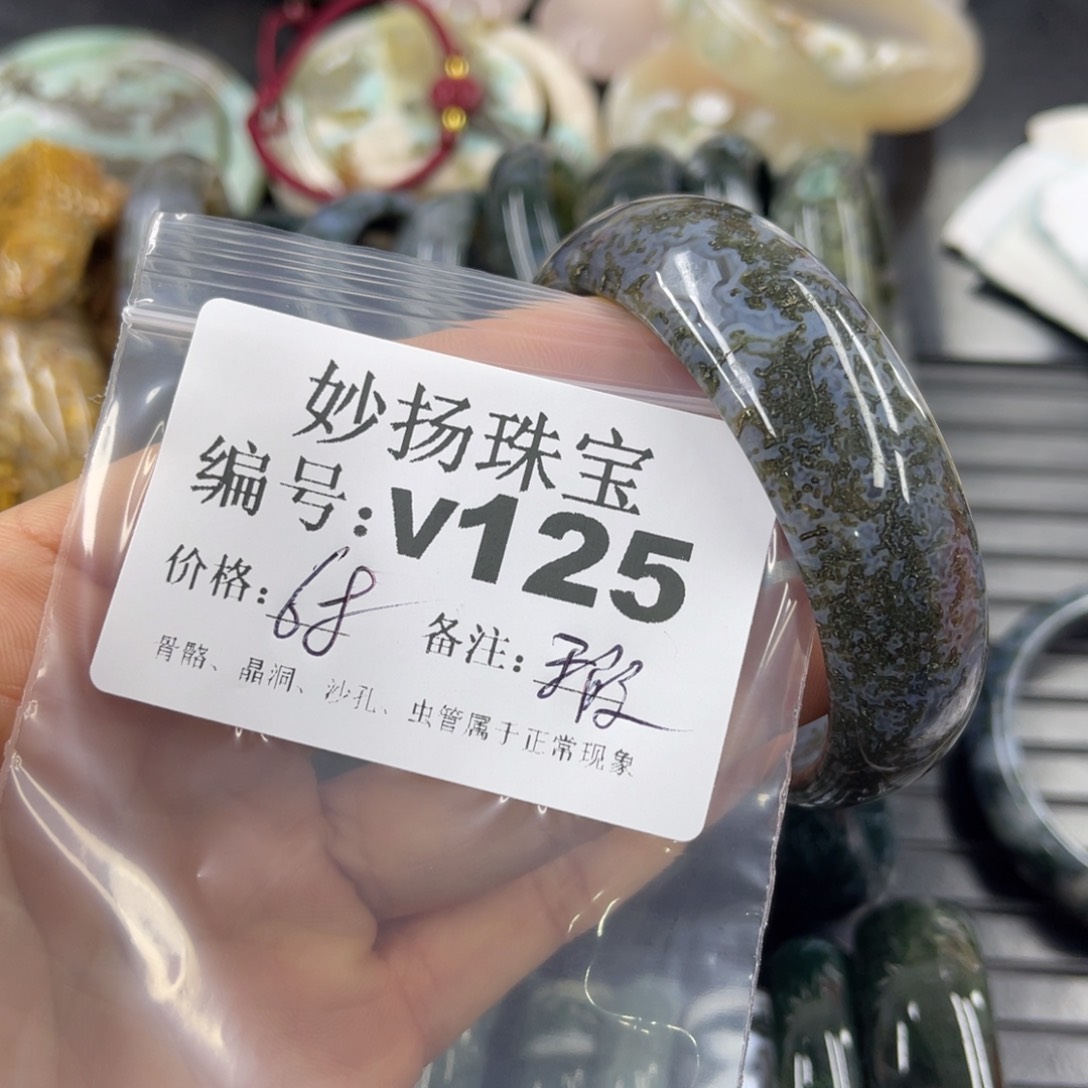 硅化珊瑚（珊瑚玉）默认微瑕未镶嵌猪**?