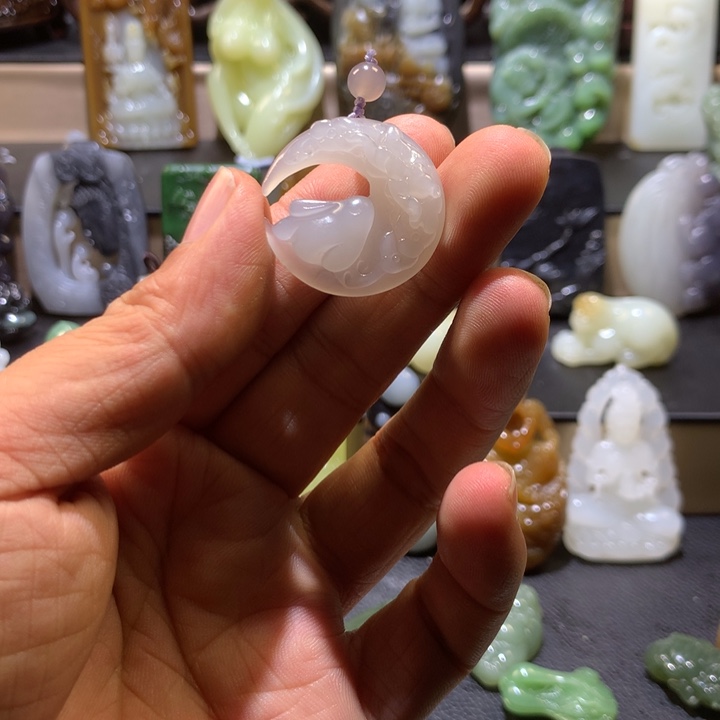 禁***信和田玉未镶嵌颈饰