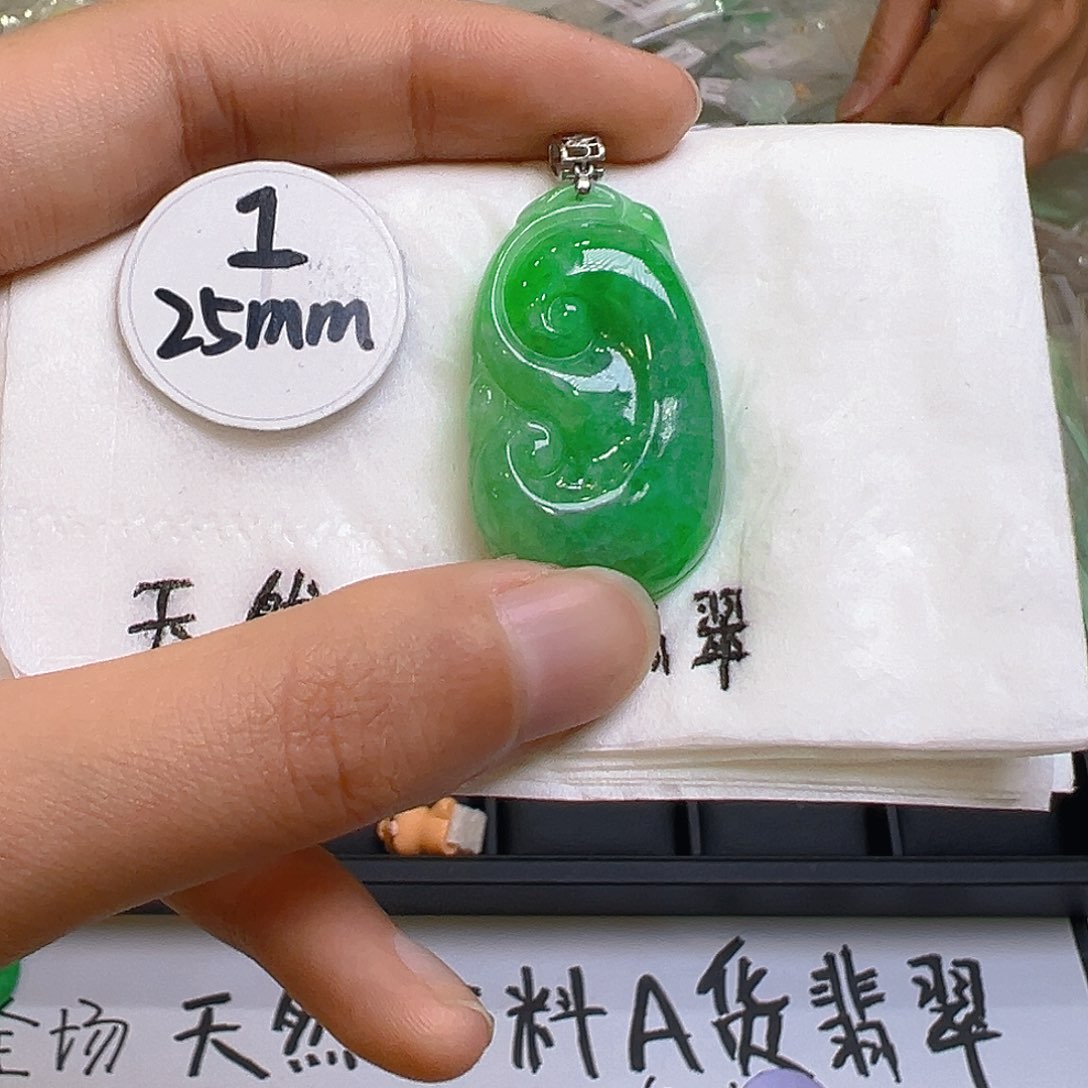 翡翠颈饰18K金镶嵌翡翠