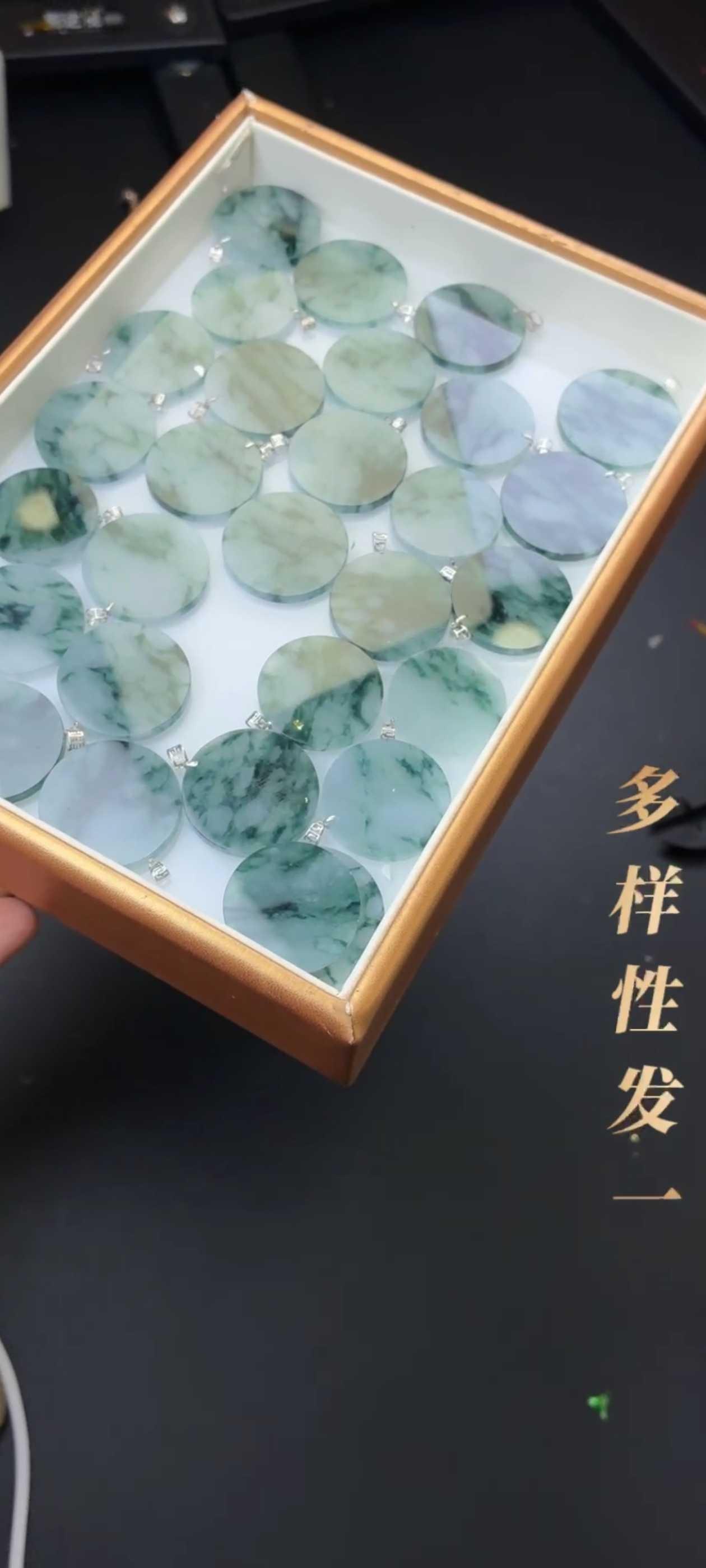 [8.6-一哥精选」翡翠无事牌18k金扣头 多样性发一 2