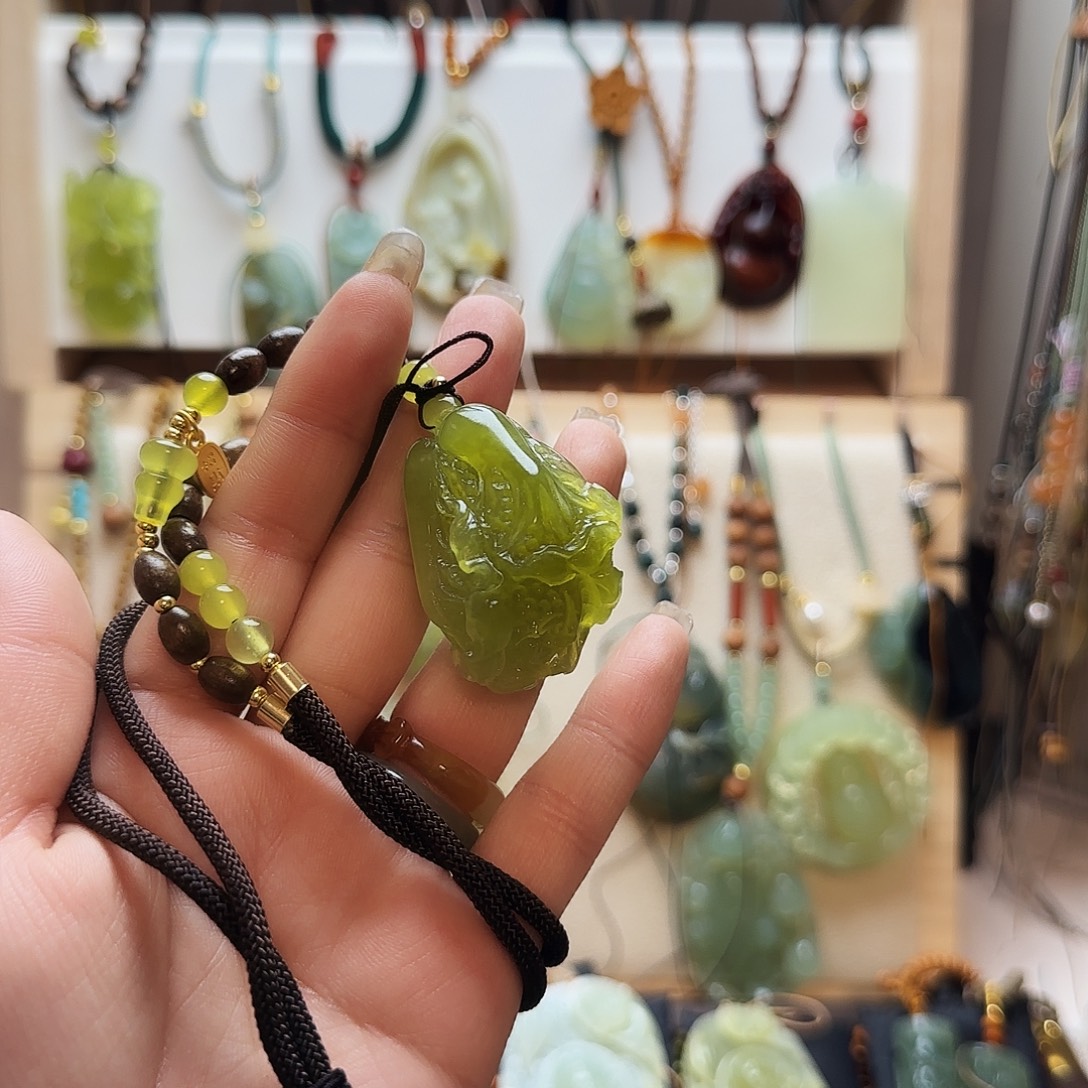 蛇纹石玉合金颈饰分单一