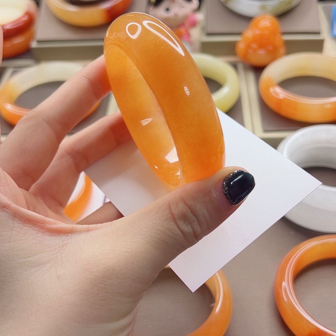 乐***姐石英质玉（黄龙玉）未镶嵌手镯55.7