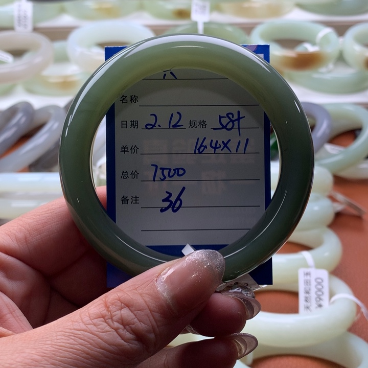 和田玉手镯未镶嵌一***鹿