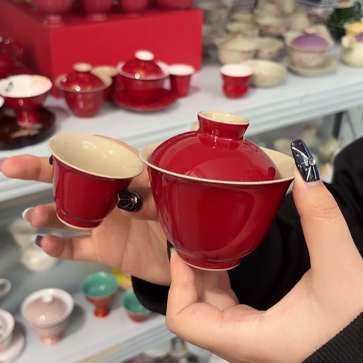 陶摆件盖碗加杯。      